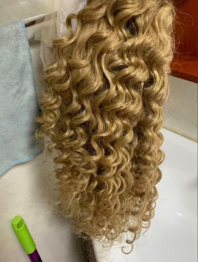 I love her color and curvature, it looks beautiful! The quality of this wig is also great, very fluffy and full, not dry at all. The lace is soft and thin, everything is satisfactory.