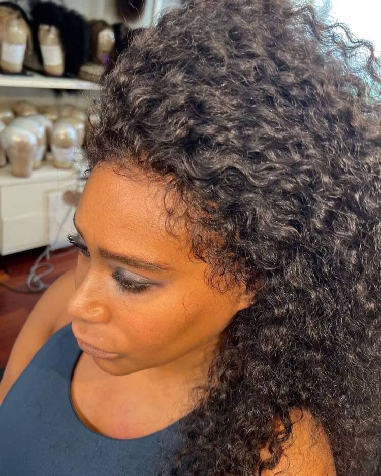 I love this hairline. It looks like my own hair. The customer service is great, and the hair is super soft and beautiful.
